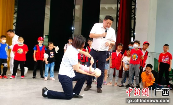 纪念国际护士节 百名小记者走进南溪山医院