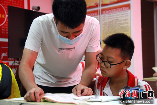 广西宁明开展关爱留守儿童七彩四点半课堂