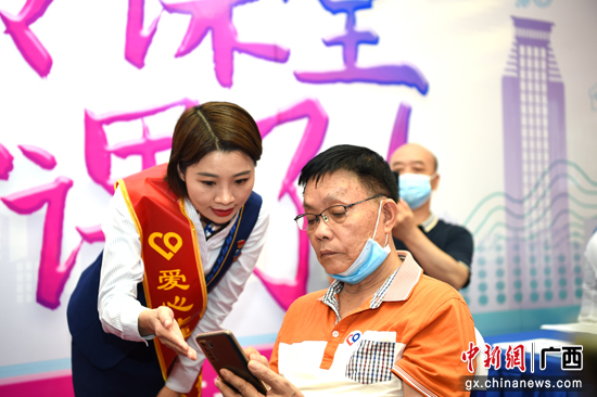 中国电信105个“爱心翼站”同日在广西启用