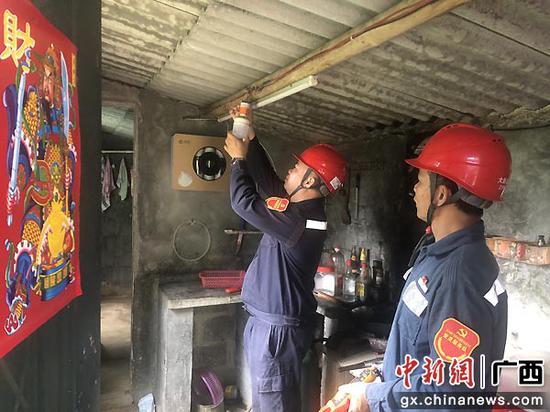 崇左大新供电公司“为群众办实事”热心服务贫困户