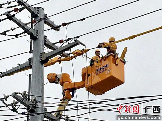 狂风暴雨来袭 崇左供电部门紧急抢修受损线路