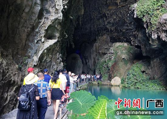 巴马“五一”假期旅游市场持续火爆 接待游客逾16万人次