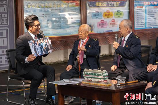 柳州铁路部门青年榕树下聆听五代火车司机初心传承