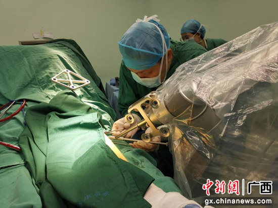 南溪山骨科手术机器人正式“上岗” 完成桂林首秀