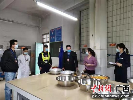 崇左下冻边境派出所联合镇卫生院开展校园安检
