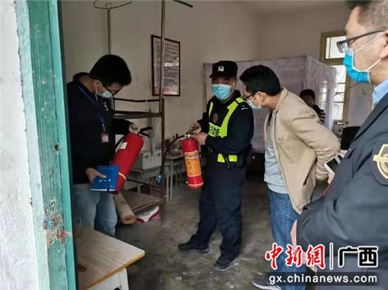 崇左下冻边境派出所联合镇卫生院开展校园安检