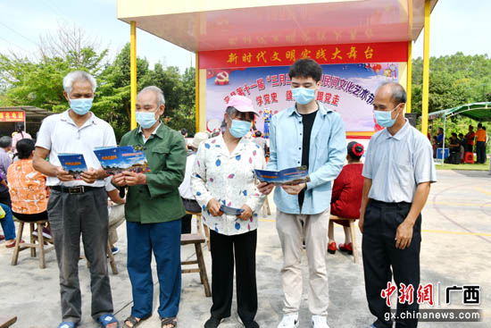 山歌激励男儿参军志 容县征兵宣传很走心