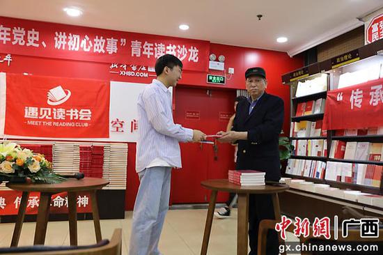 桂林工务段党委南宁客运段党委联合开展读书分享会