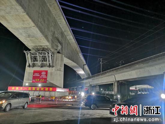 湖杭铁路全线最大转体连续梁顺利转体 将于10月合龙