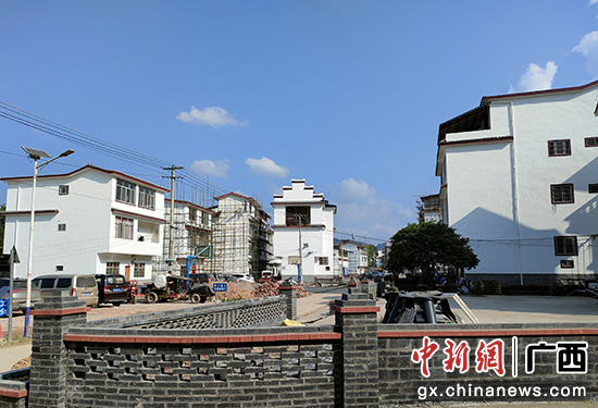 桂林阳朔县古乐村：“三支画笔”描绘新农村美丽画