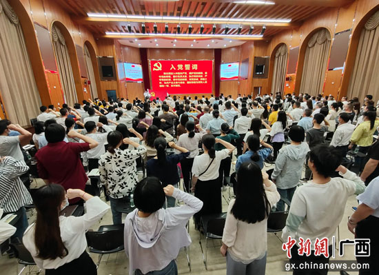 南宁高新区：重温入党誓词 齐唱红色歌曲