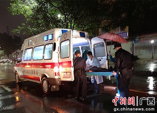 广西钟山民警雨夜为走失男子举起遮雨盾牌