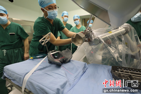 医生的“透视眼”和“稳定器” 破解骨科手术难题