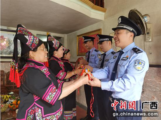 崇左：党史教育进壮家 警地共学叙党恩