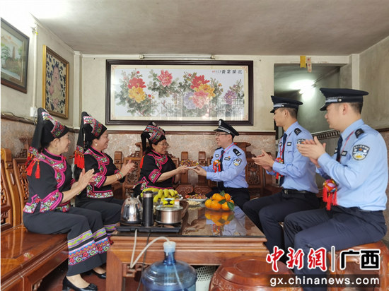 崇左：党史教育进壮家 警地共学叙党恩