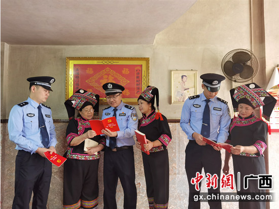崇左：党史教育进壮家 警地共学叙党恩