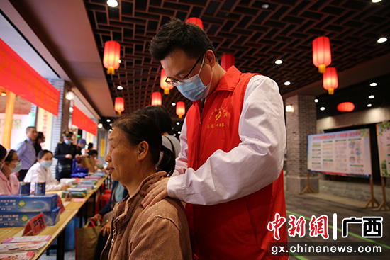桂林阳朔县启动爱国卫生月主题宣传活动