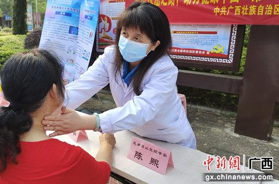 医护人员学党史办实事 肿瘤防治义诊宣传进社区