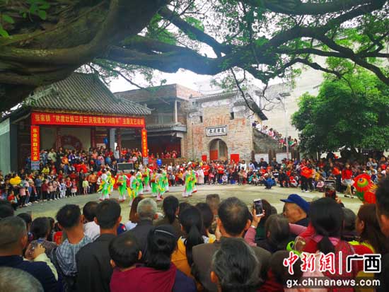 广西桂林平乐县各族群众放歌“壮族三月三”