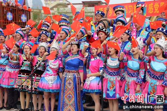 广西桂林平乐县各族群众放歌“壮族三月三”
