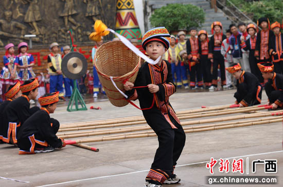广西桂林平乐县各族群众放歌“壮族三月三”