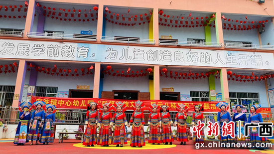 巴马：传统文化进校园 特色盛宴献给党