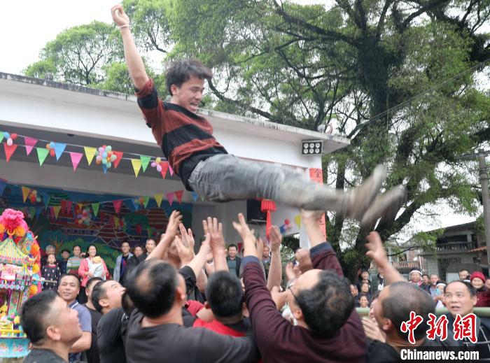 广西侗乡三江抢花炮 选手激烈争夺