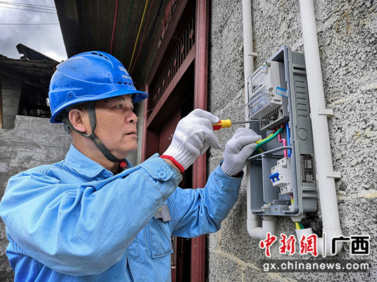 巴马“电保姆”周国恩：把电灯“亮”到老百姓心里