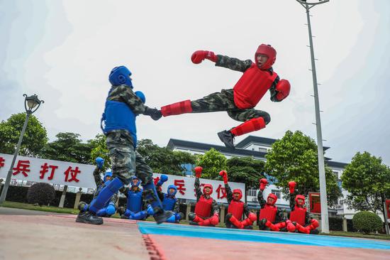 武警广西来宾支队官兵“拳”力以赴 进行搏击对抗训