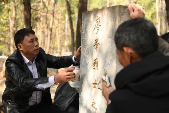 跨山跃水77年后终“相见” 亲人远赴津门祭英烈