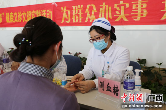 学党史办实事 健康义诊进单位