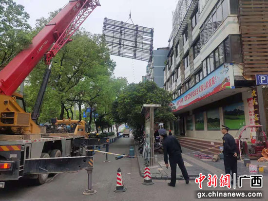 桂林市象山区拆除破损广告牌助力沿街风貌改造提升