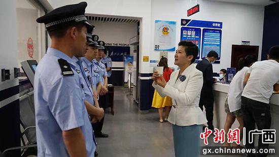 贺州八步警方开通“户政直通车” 提升窗口服务技能礼仪