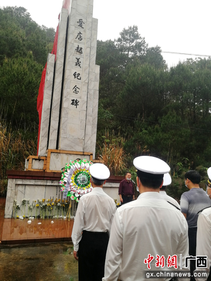 宁明国门党员干部清明祭扫烈士开展党史教育