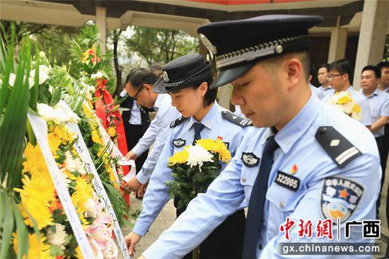 防城边检站开展“七一”号移动党史课堂 缅怀革命先烈