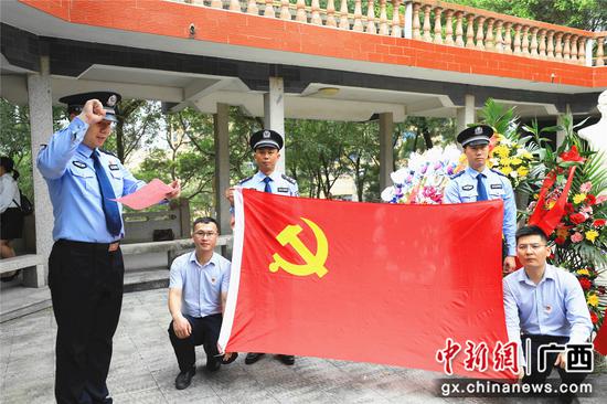 防城边检站开展“七一”号移动党史课堂 缅怀革命先烈