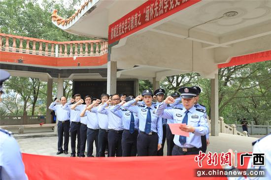 防城边检站开展“七一”号移动党史课堂 缅怀革命先烈