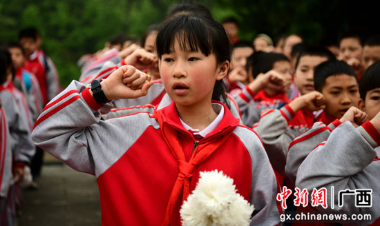 广西桂林龙胜县青少年缅怀先烈 重温党史