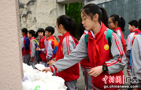 广西桂林龙胜县青少年缅怀先烈 重温党史