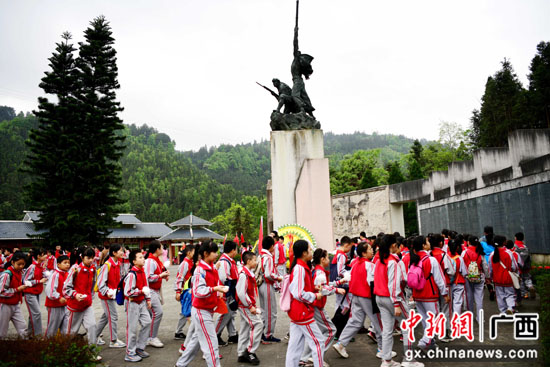 广西桂林龙胜县青少年缅怀先烈 重温党史