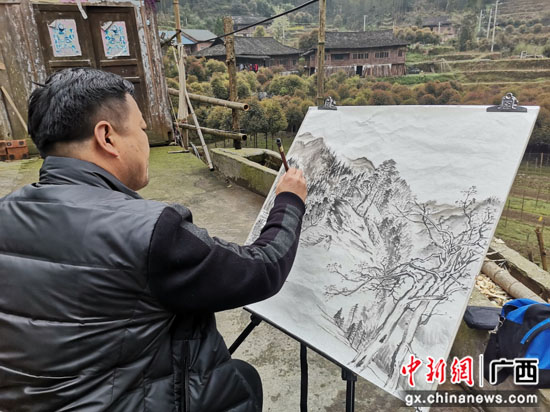 广西临桂乡村振兴驻村队员用画笔记录瑶寨时代蝶变