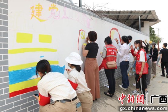 广西-东盟经开区开展学雷锋志愿服务 用画笔扮靓乡村