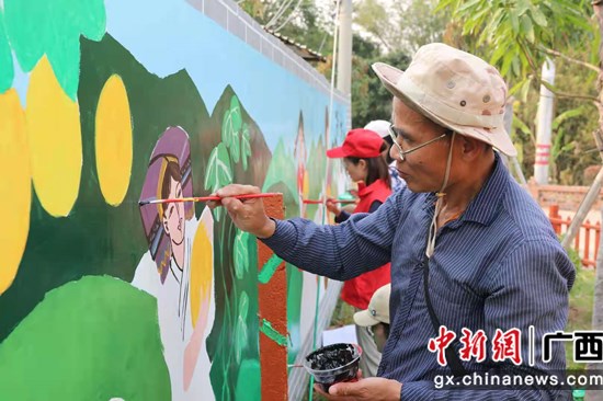 广西-东盟经开区开展学雷锋志愿服务 用画笔扮靓乡村