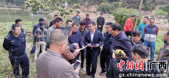合浦县委常委、政法委书记廖小强率队深入争议林地商议问题化解机制。合浦县政法委供图 广西合浦政法队伍教育整顿实现“十个”良好开局
