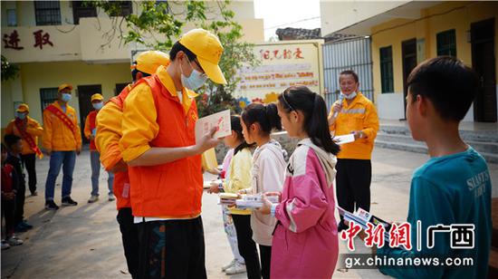 玉林工务段路外宣传进校园护航铁路平安
