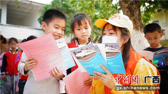 玉林工务段路外宣传进校园护航铁路平安