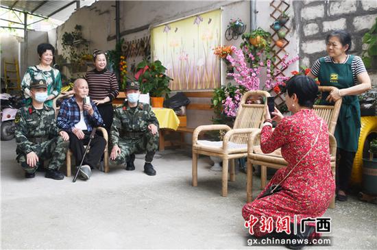 武警河池支队官兵看望慰问驻地敬老院老人