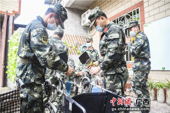 武警河池支队官兵看望慰问驻地敬老院老人