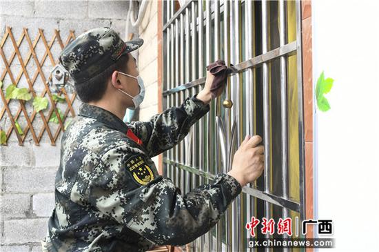 武警河池支队官兵看望慰问驻地敬老院老人