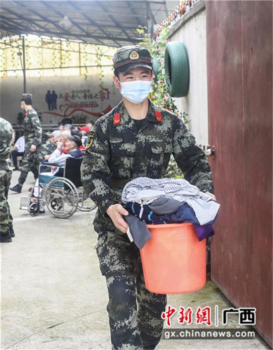 武警河池支队官兵看望慰问驻地敬老院老人